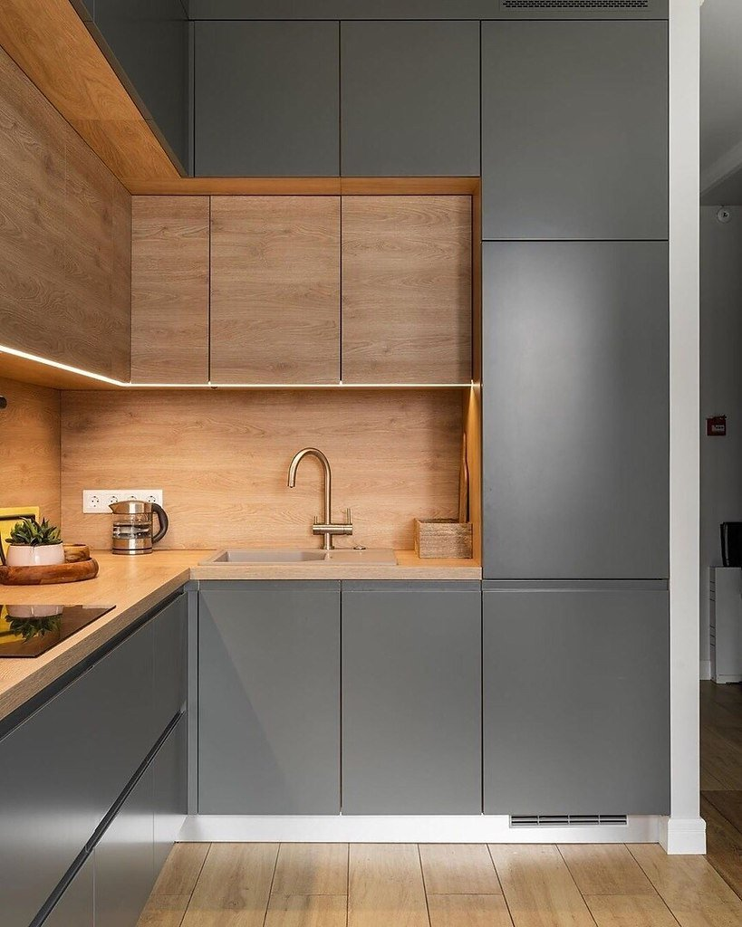 Aventos HF на кухне с антресолями