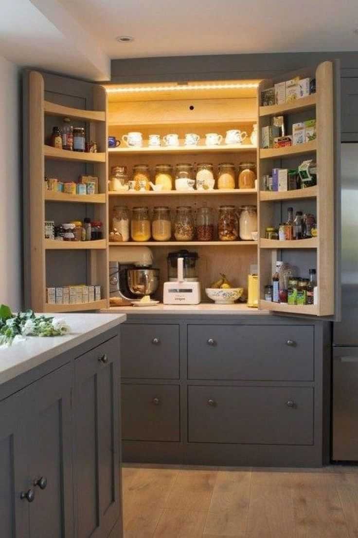 Хлебница в кухонном шкафу