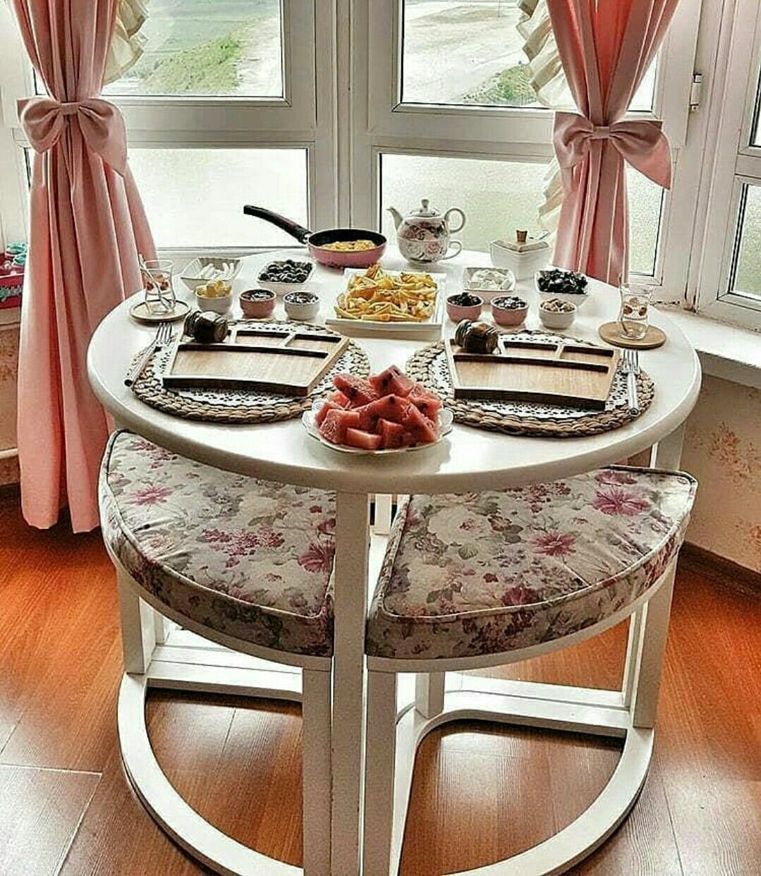 Красивый обеденный стол. Красивый кухонный СТОД. Маленький круглый столик на кухню. Круглый обеденный стол в интерьере. Круглый стол на маленькую кухню.