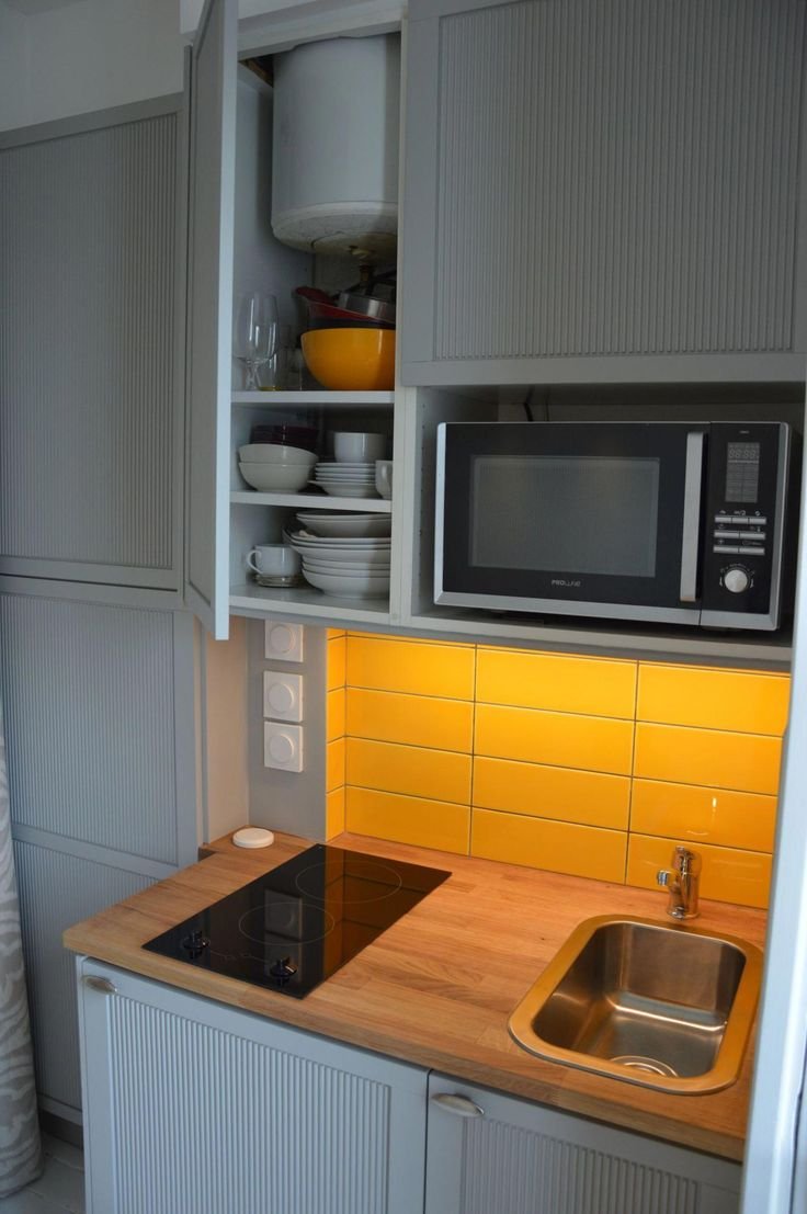 Микроволновая печь в интерьере маленькой кухни