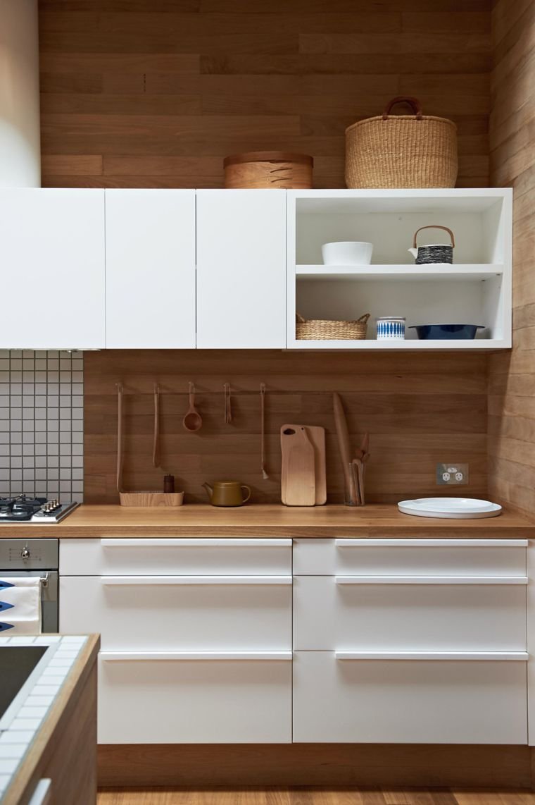 Белая кухня с деревянной столешницей и фартуком пэчворк