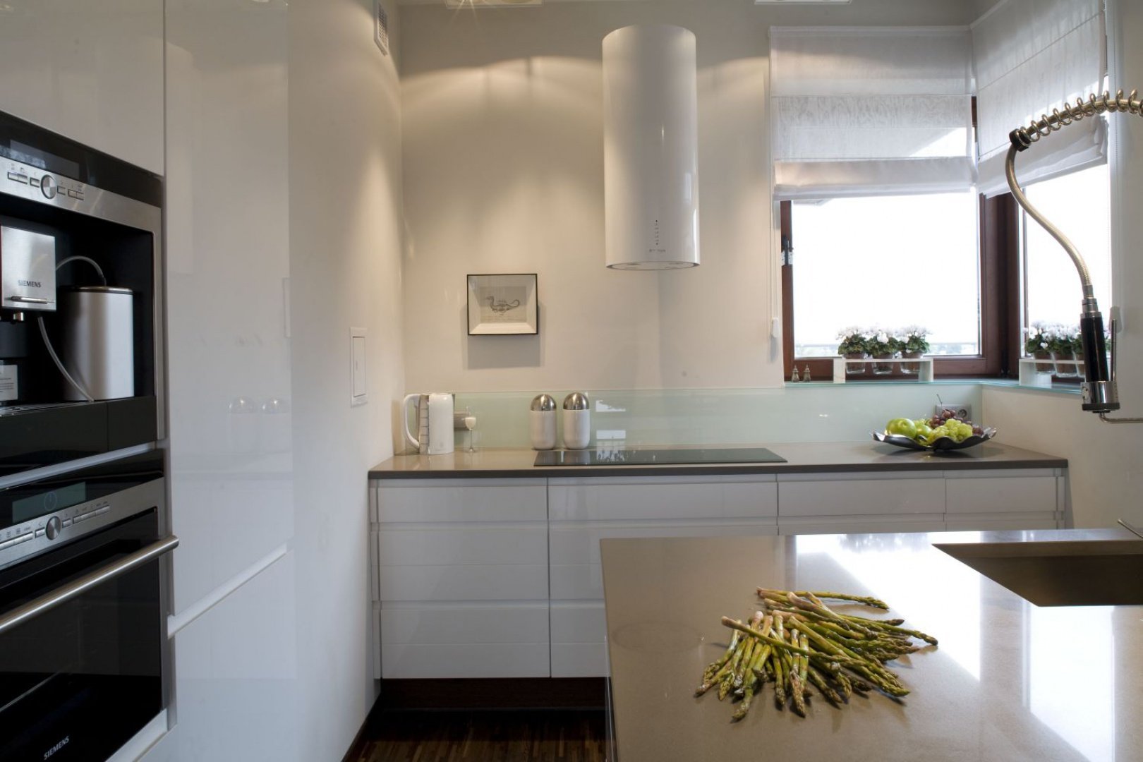 кухонный гарнитур без верхних шкафов дизайн совмещенная с гостиной