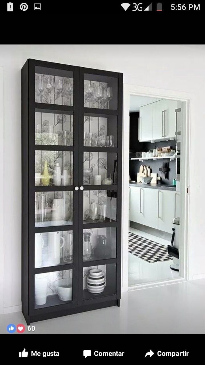 Кухня белая со стеклянными шкафчиками