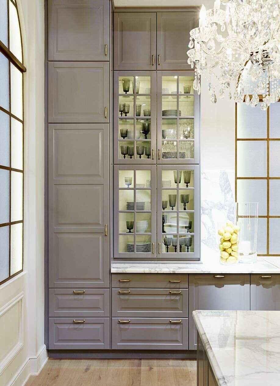 Кухонный гарнитур со стеклянными дверцами