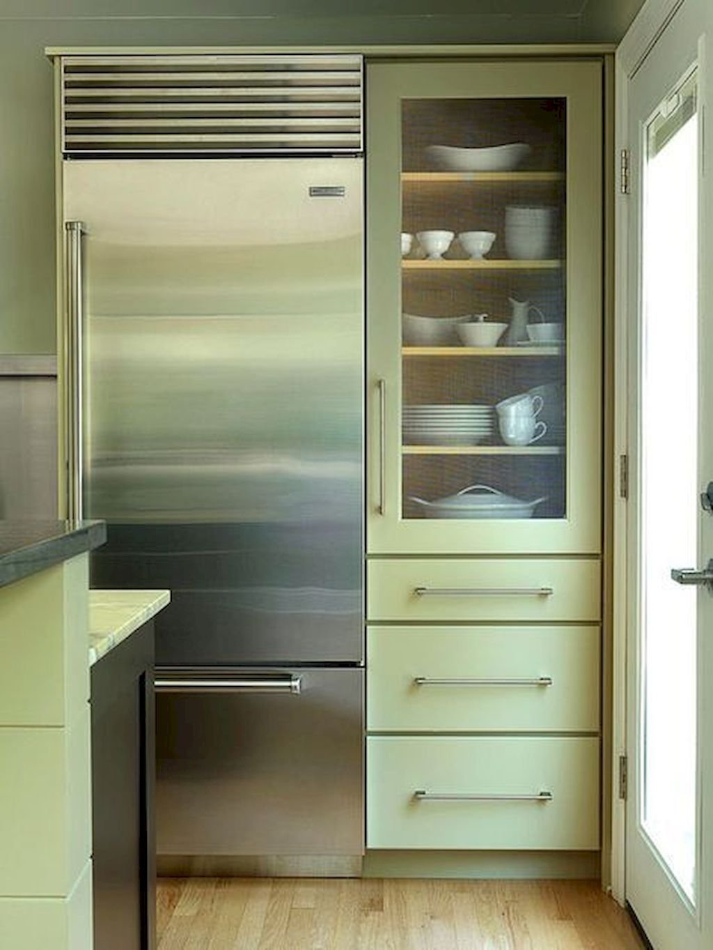 Шкаф над холодильником в кухне фото