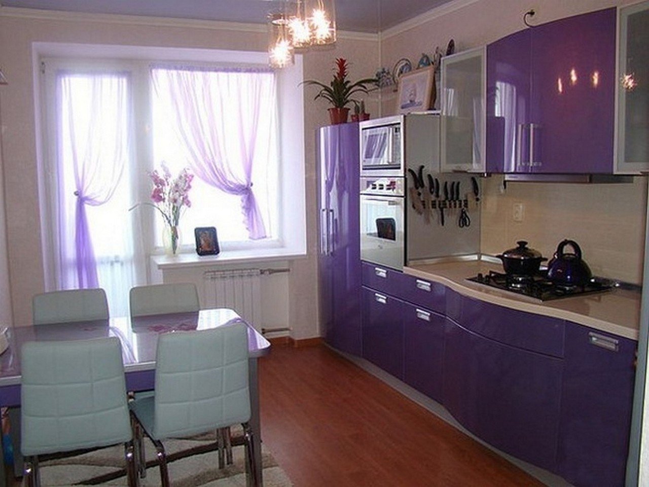 Ремонт кухни 3 двери. Кухня с балконной дверью. Фиолетовая кухня. Сиреневые кухни. Красивые кухни в квартирах.
