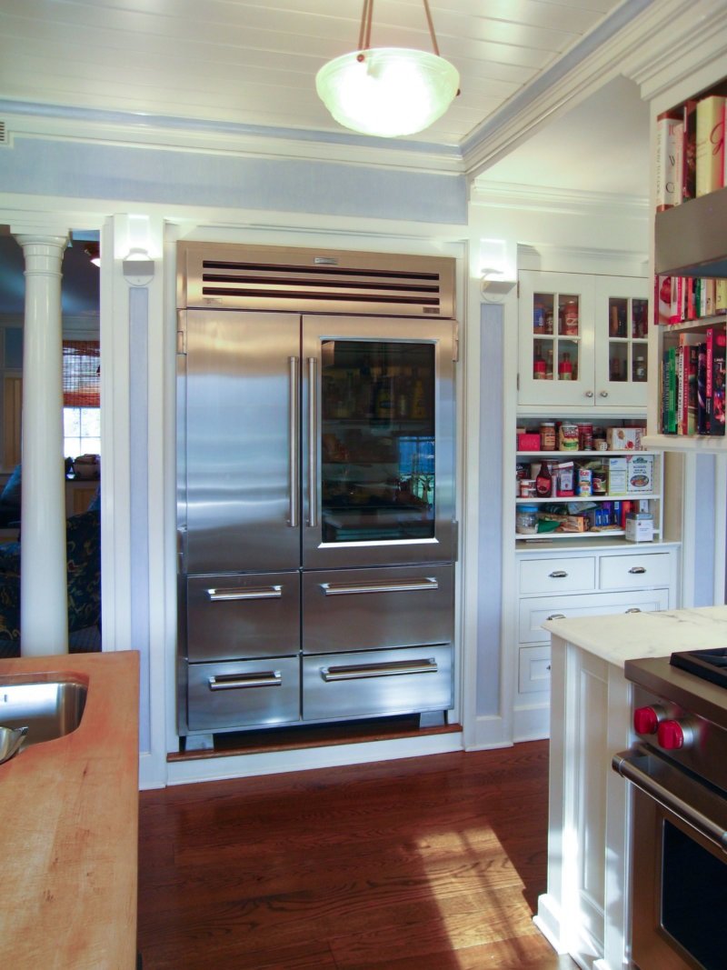 Кухня с многодверным холодильником