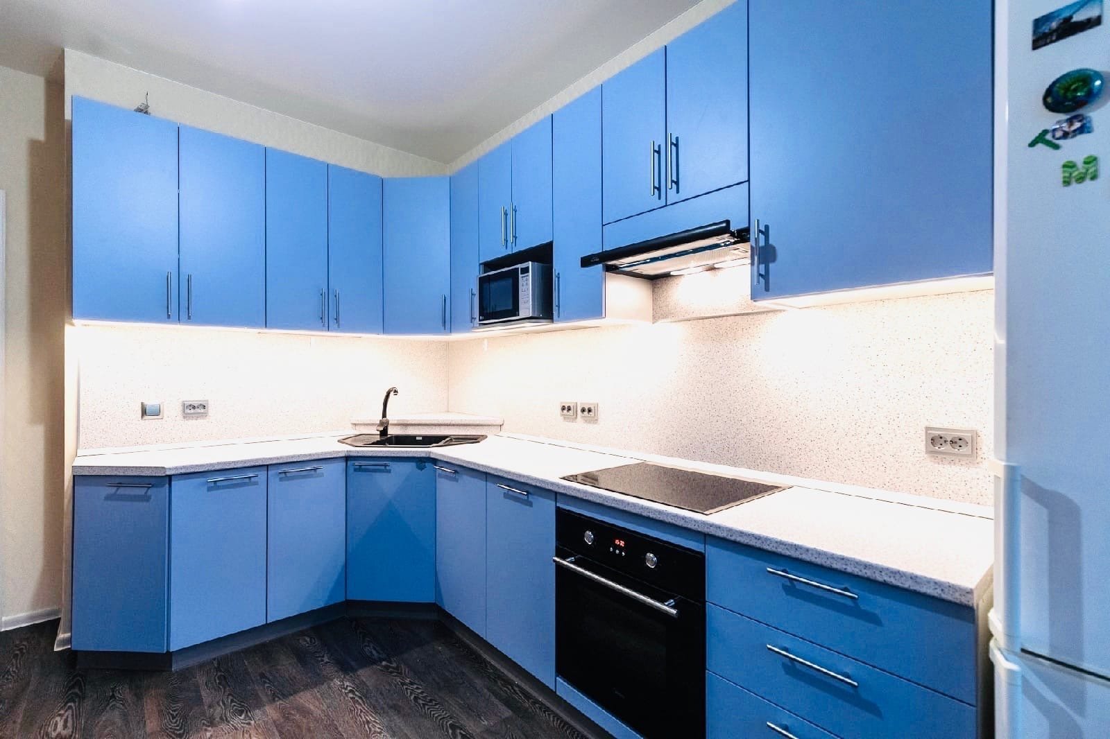 синяя кухня в хрущевке фото