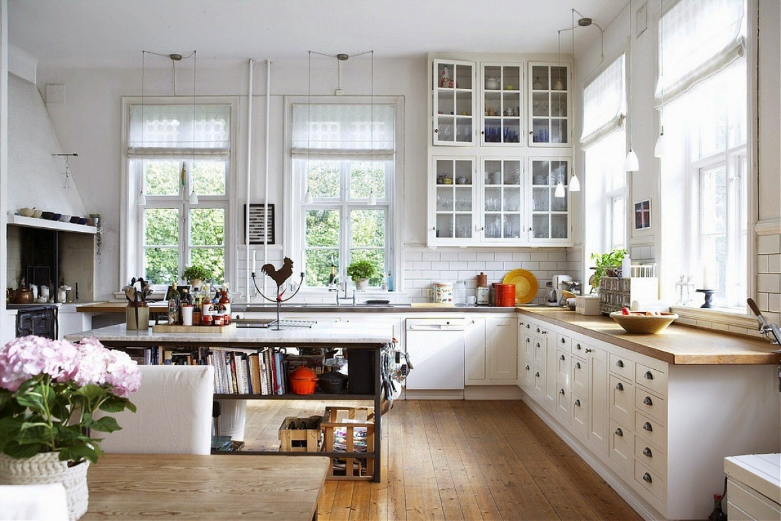 Фото кухни с 2 окнами