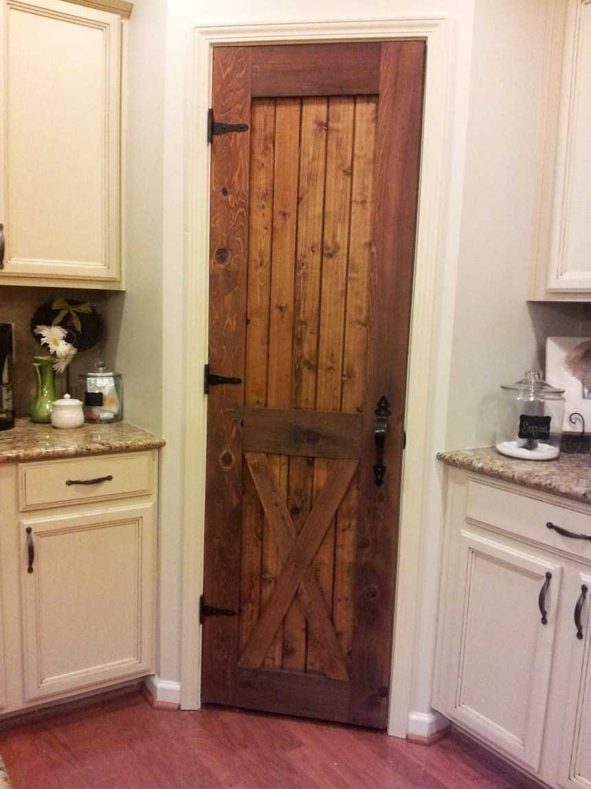 Деревянная дверь в кладовку