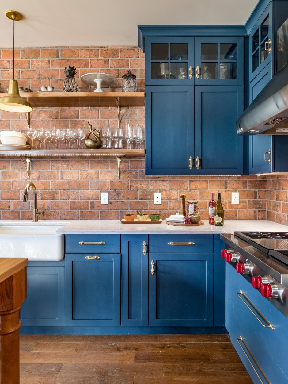 Темно синяя кухня с деревянной столешницей с большим шкафом