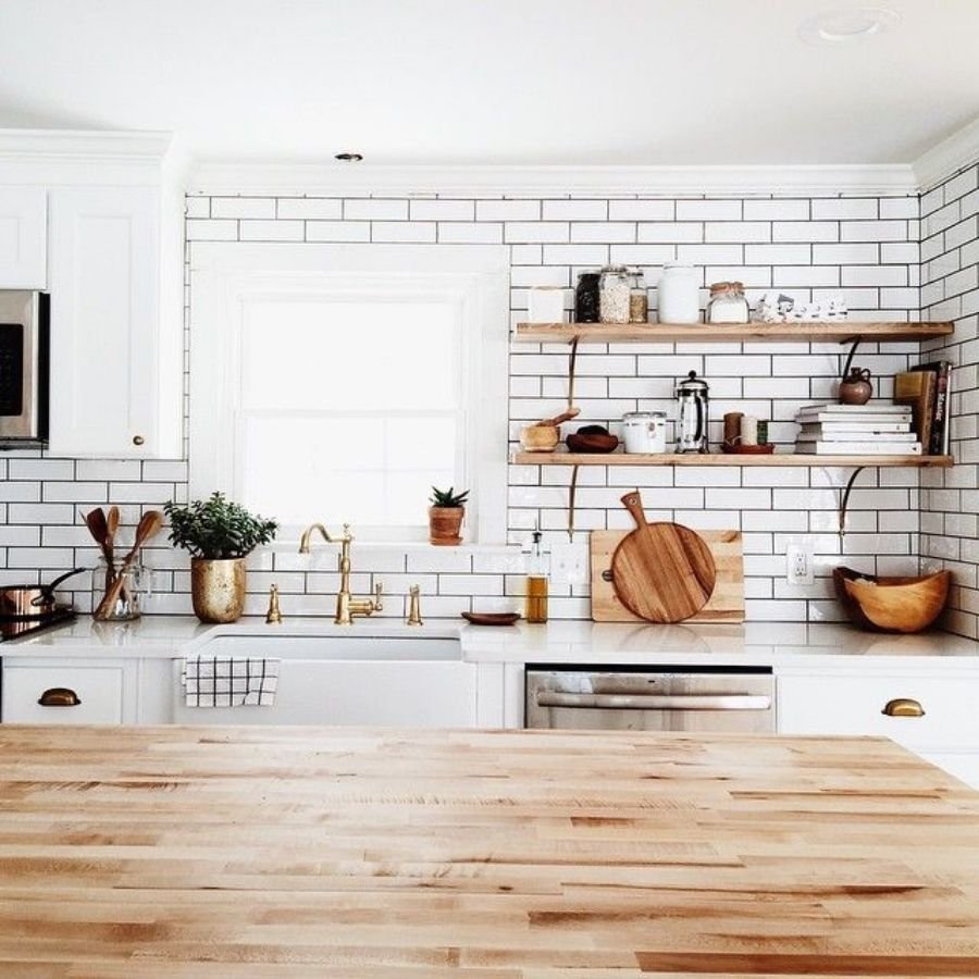 Белая кухня с деревянными полками открытыми