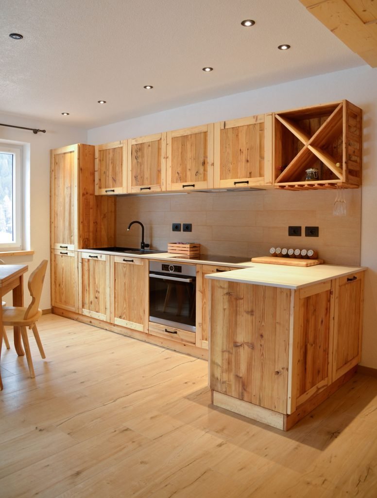 Деревянная мебель для кухни
