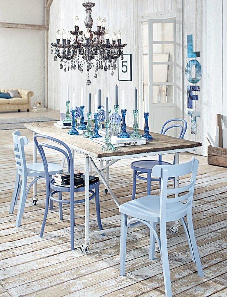 белая кухня с синими стульями