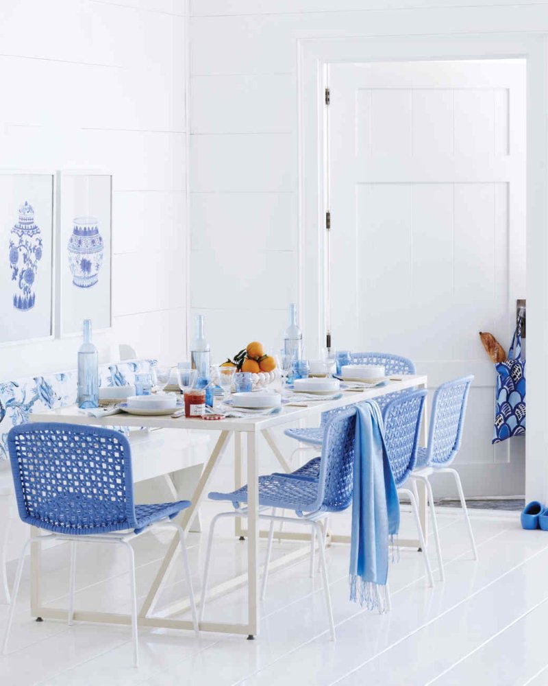 Студия с бело синий кухней