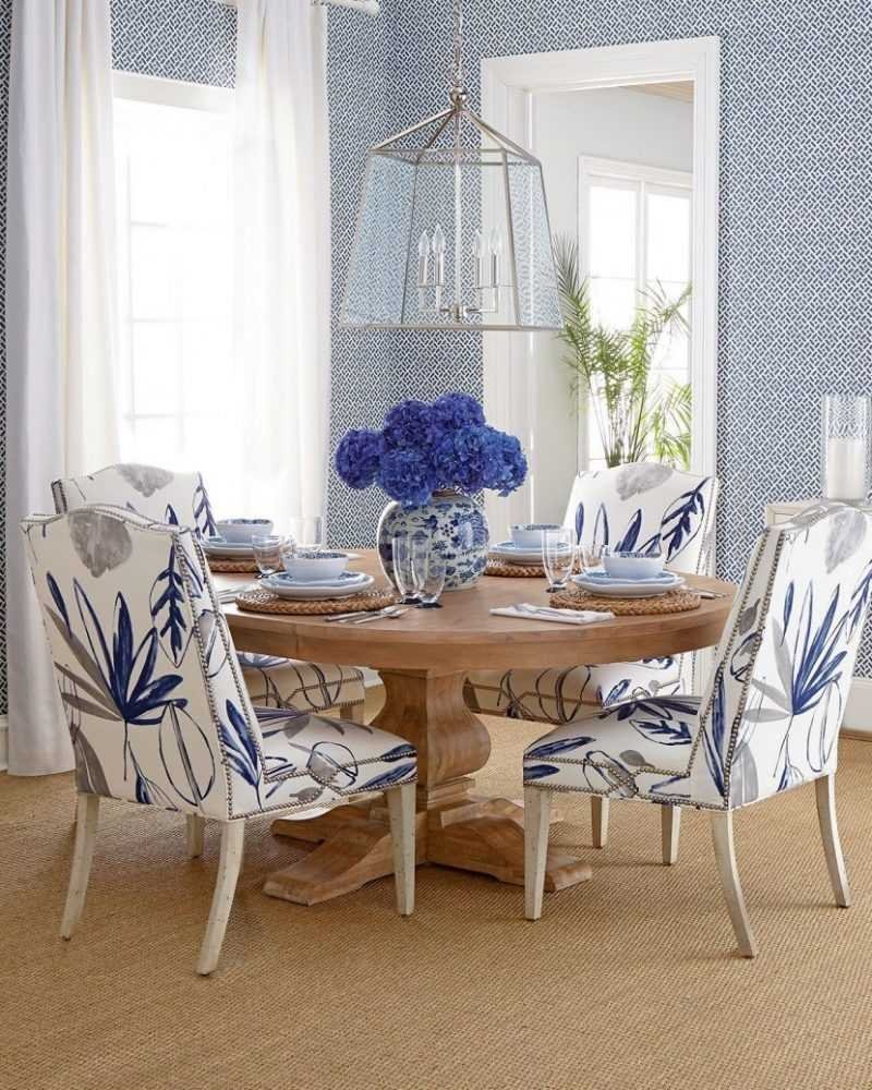 Белая кухня с синими стульями (89 фото)