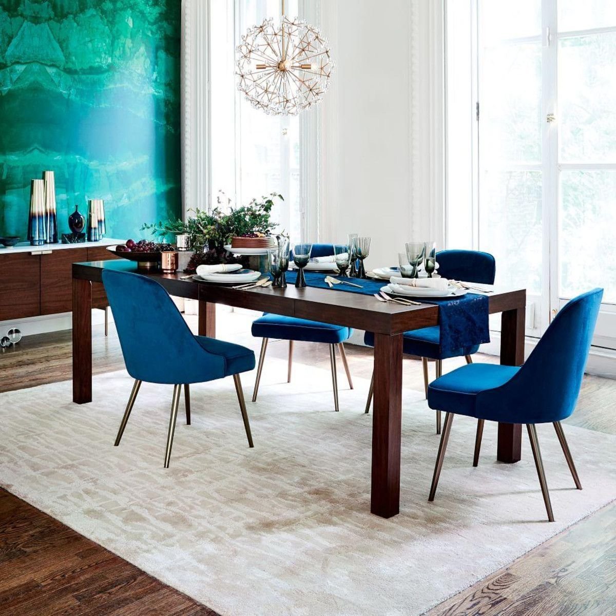 Мягкий стол стул. Круглый стол МИД сенчури. Кухня МИД сенчури синяя. Синие стулья в интерьере. Синие стулья в интерьере кухни.