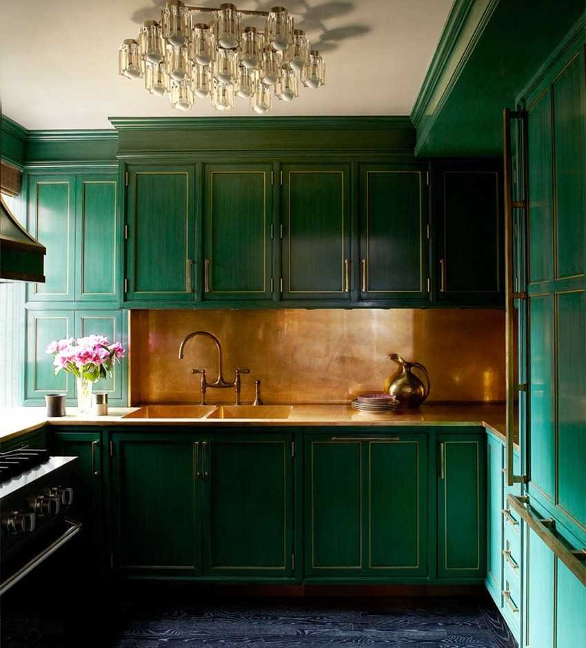 Зеленая кухня в классическом стиле
