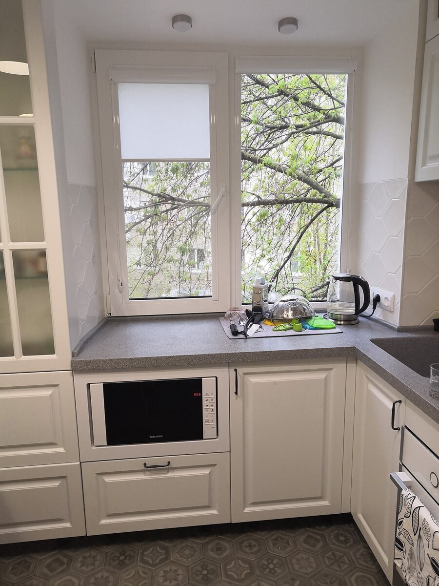 Белый кухонный гарнитур с окном