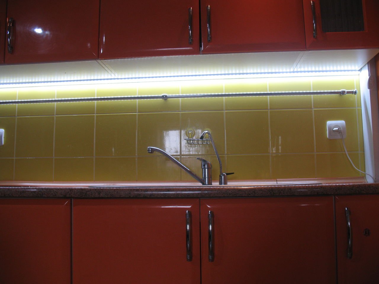 Подсветка шкафа сенсорная. 6500 Кельвинов подсветка рабочей зоны кухни. Подсветка для кухни. Подсветка кухонных шкафов. Светодиодная подсветка для кухни.
