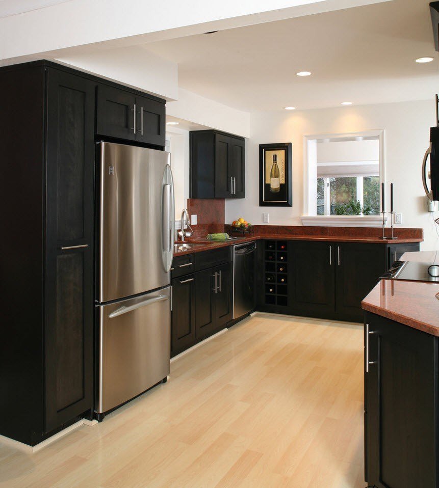 Большой холодильник в интерьере кухни (60 фото)