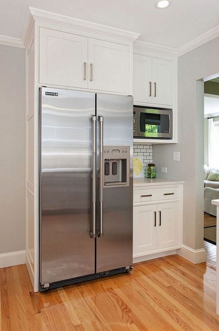 Кухня с открытым холодильником