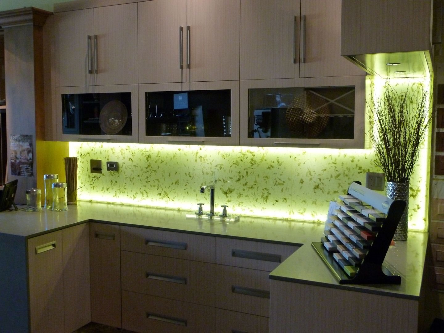 Кухня с подсветкой фото. Подсветка для кухни. Подсветка фартука на кухне. Стеклянная панель для кухни. Подсветка кухонного гарнитура.