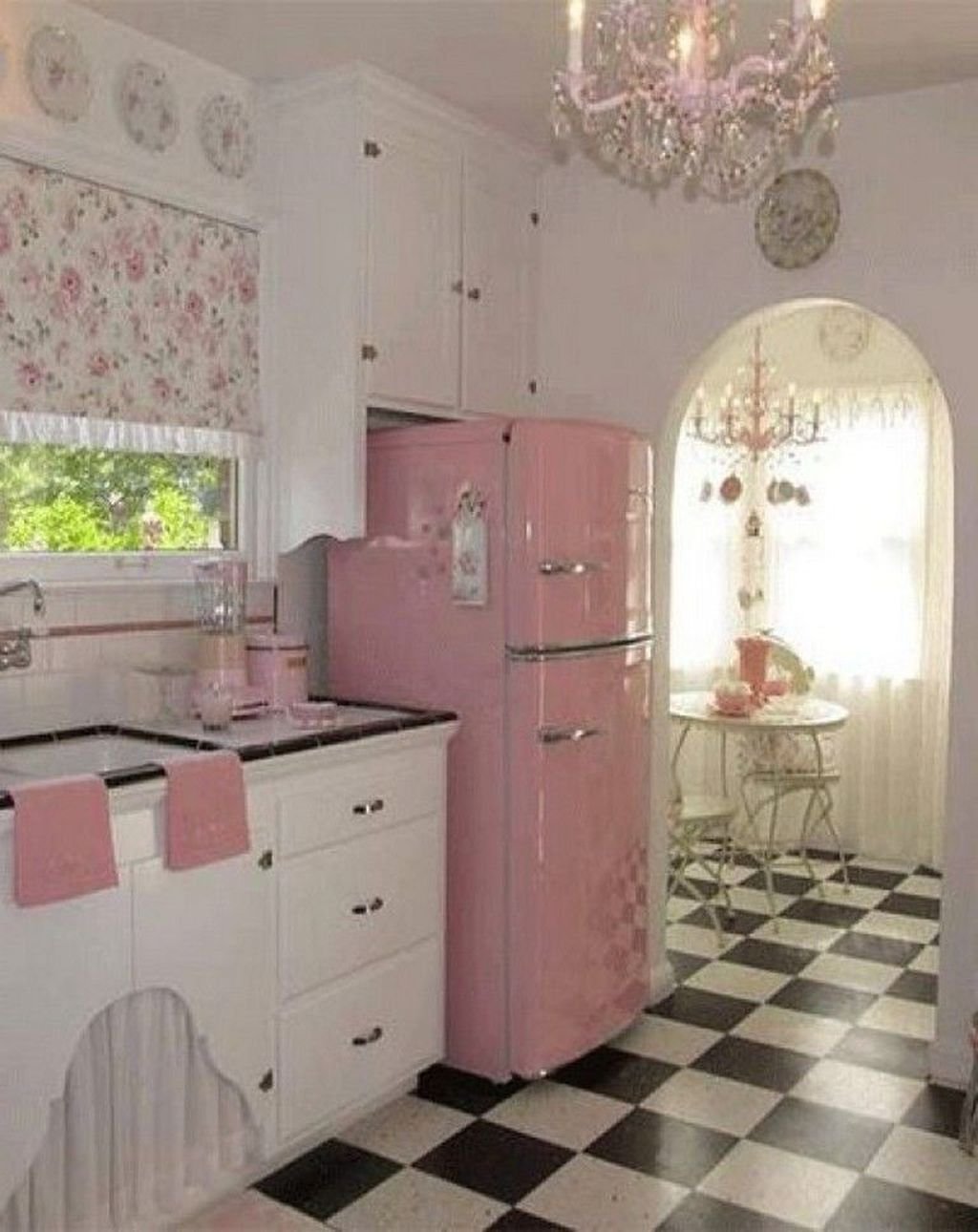 Розовые обои в интерьере кухни