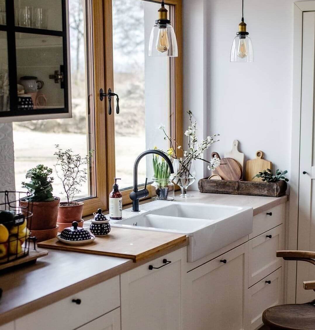 мебель кухни с использованием окна