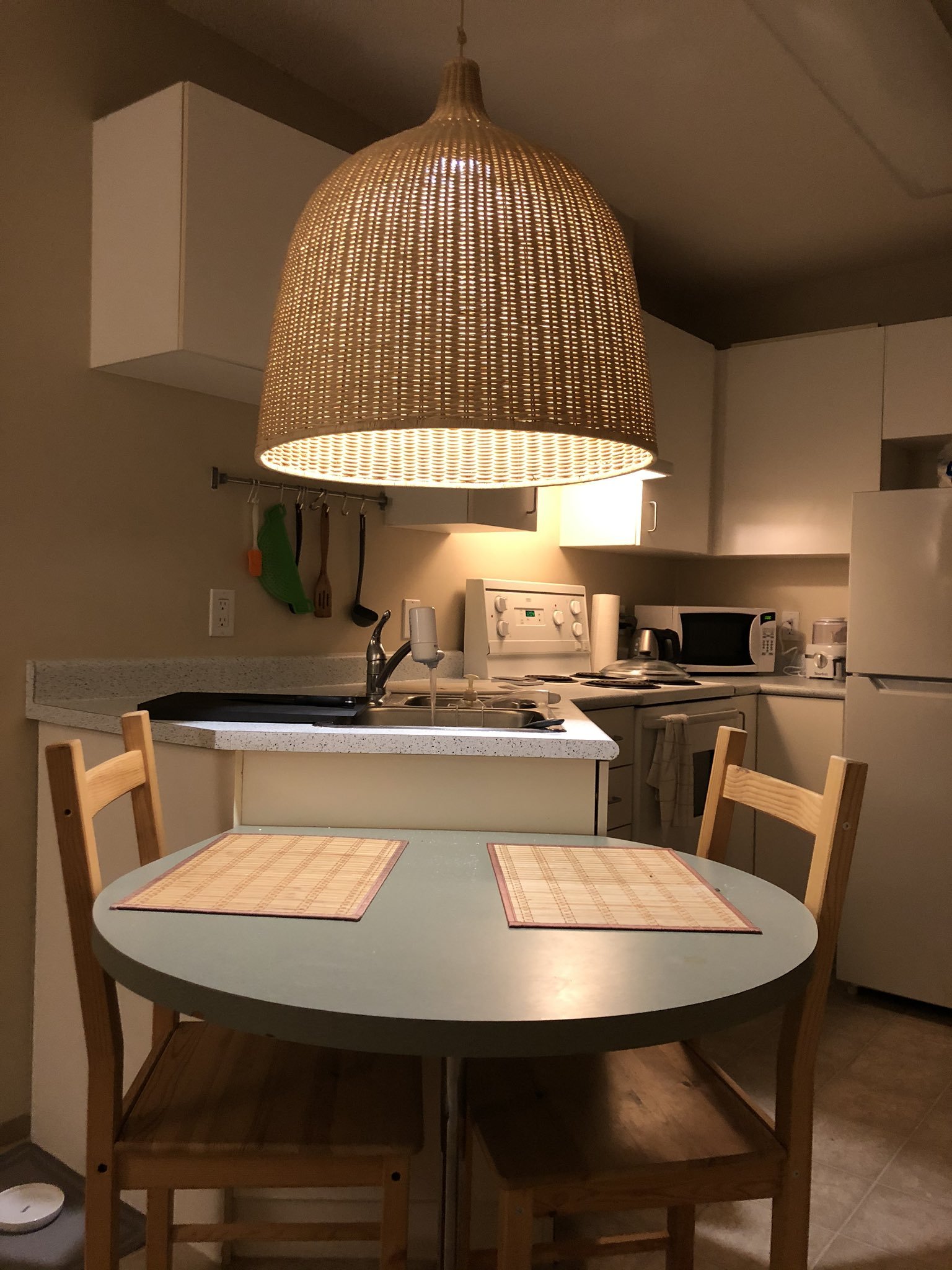 светильники над кухонным столом в интерьере