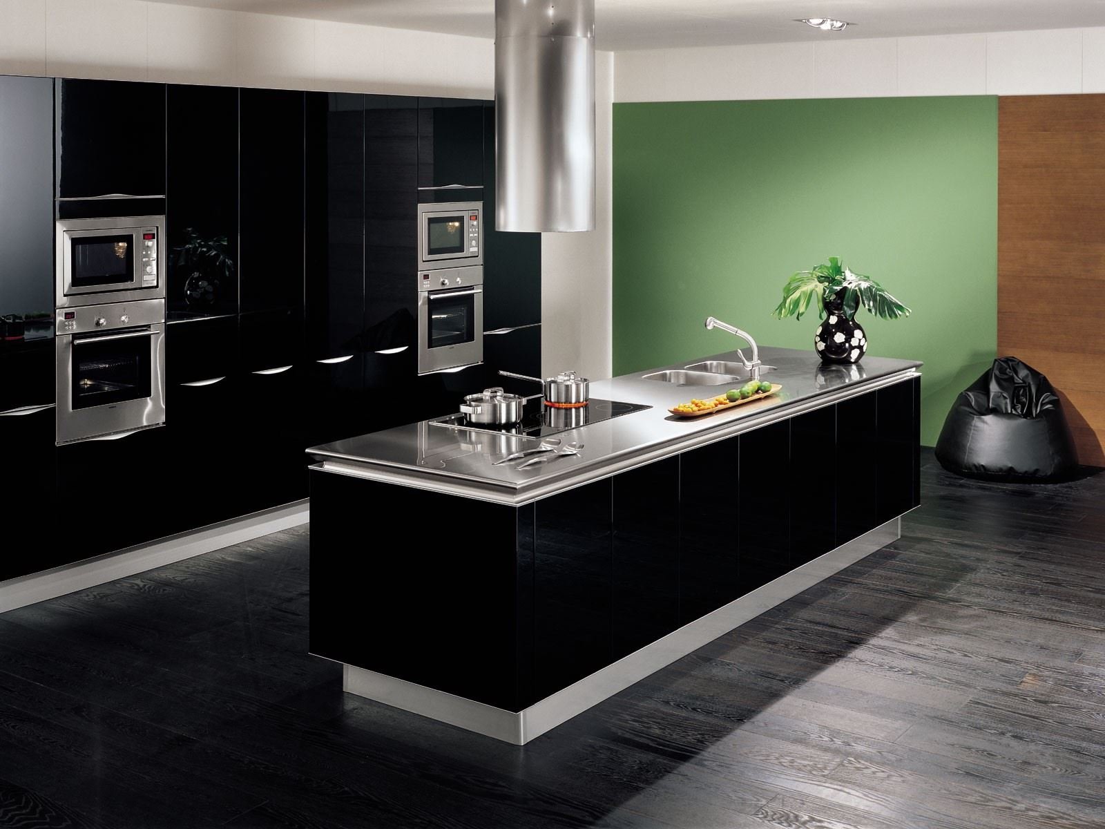 Кухня в черных тонах. Черные кухни. Кухня в черном цвете. Черная современная кухня. Кухня черного цвета в интерьере.