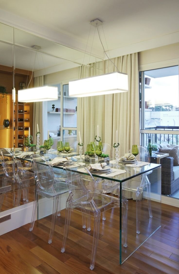 Стеклянные прозрачные столы в интерьере кухни