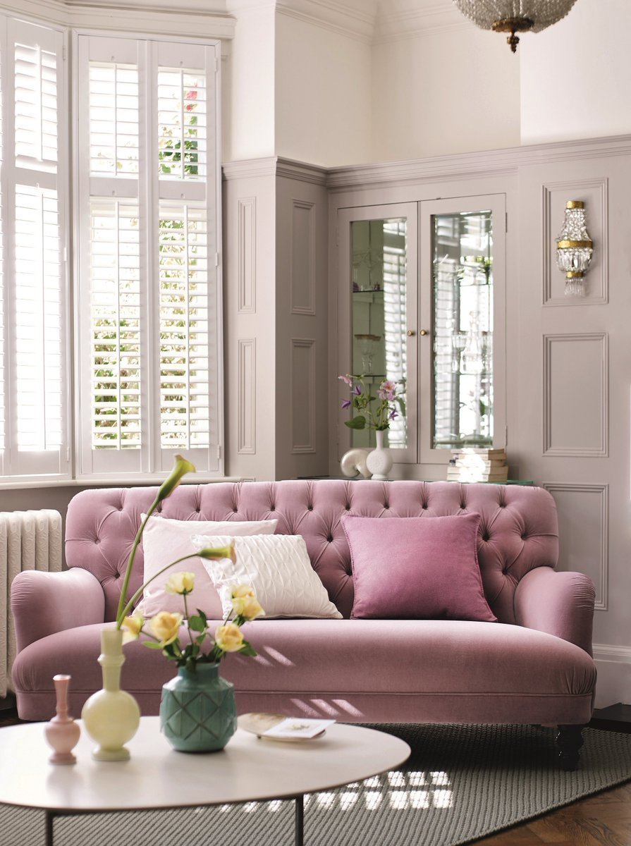 Грязно розовый диван в интерьере