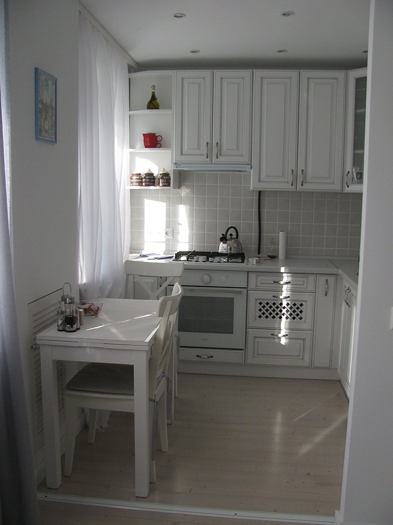 П-образная кухня в хрущевке с холодильником