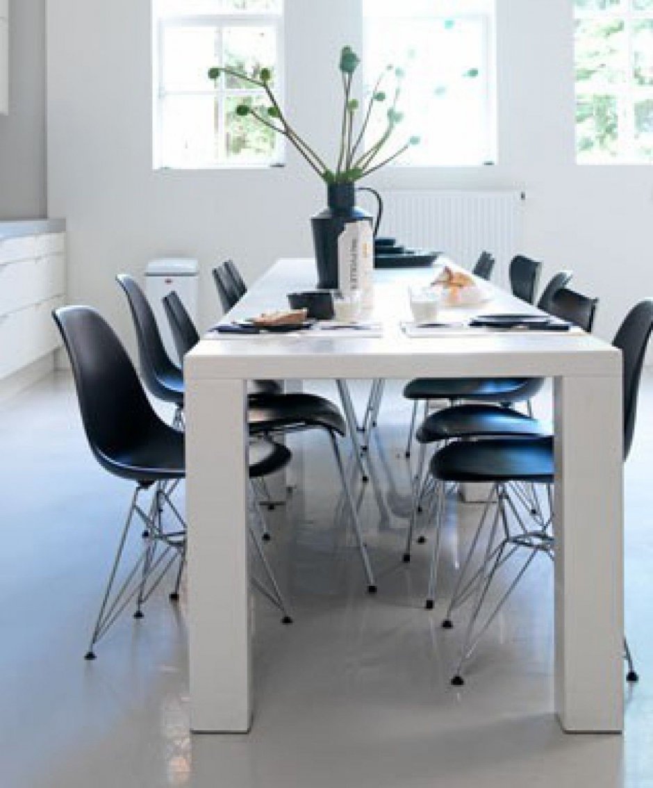 Белый стол темные стулья в интерьере фото