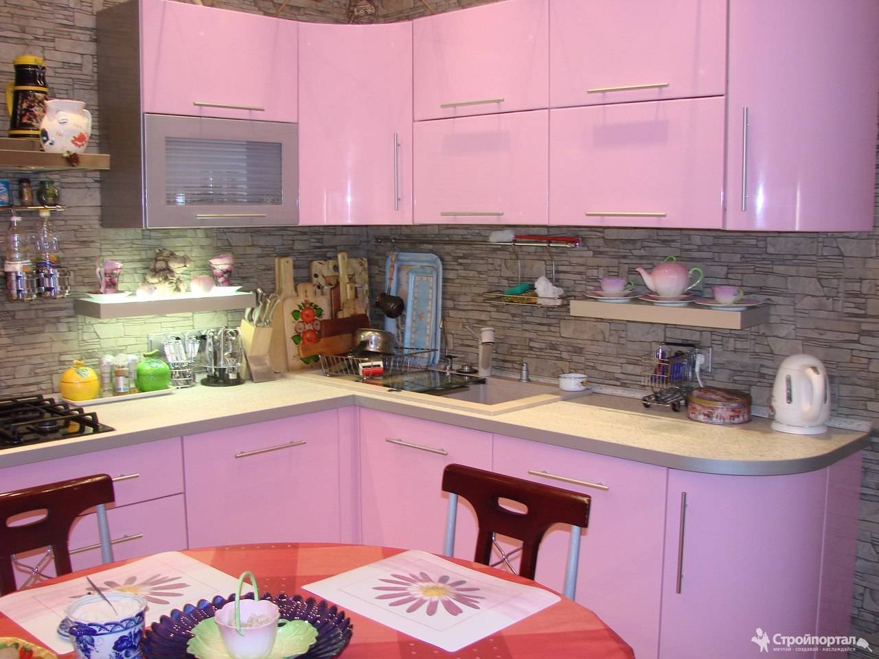 Кухня под розовый фартук