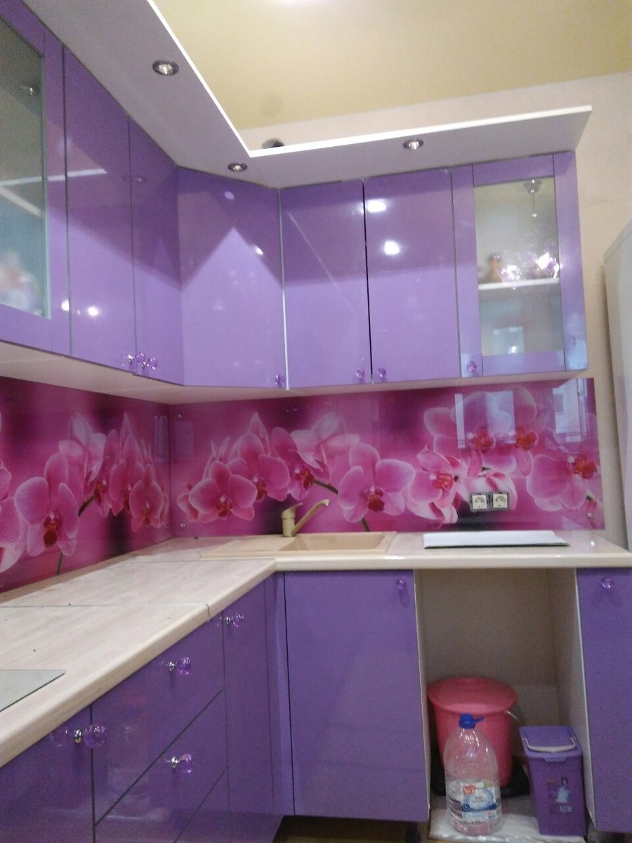 Кухня с розовым фартуком (54 фото)