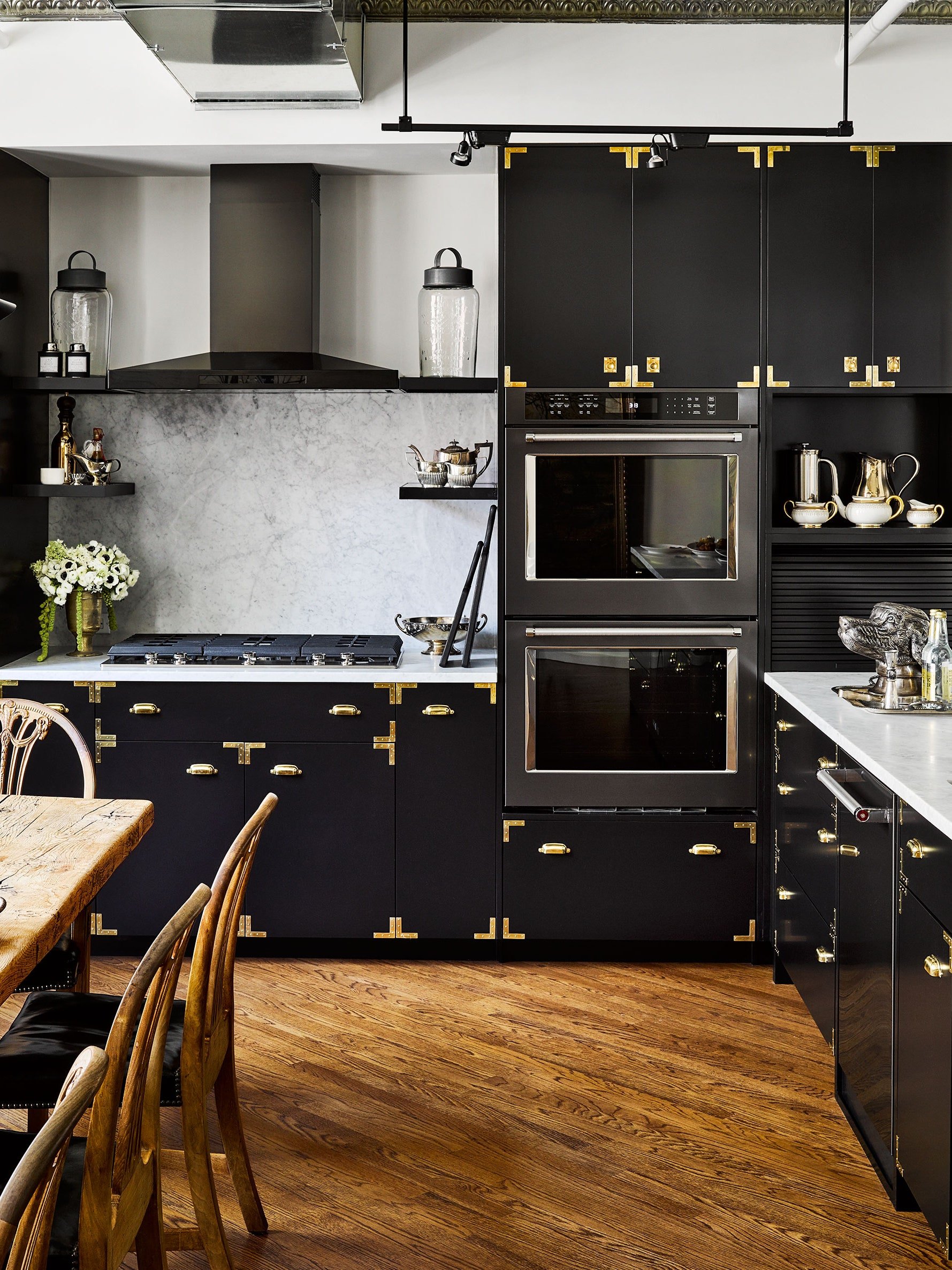 Золотая черная кухня. Кухня черная с золотом. Черные кухни. Кухня черное с зрлотом. Череозолотая кухня.
