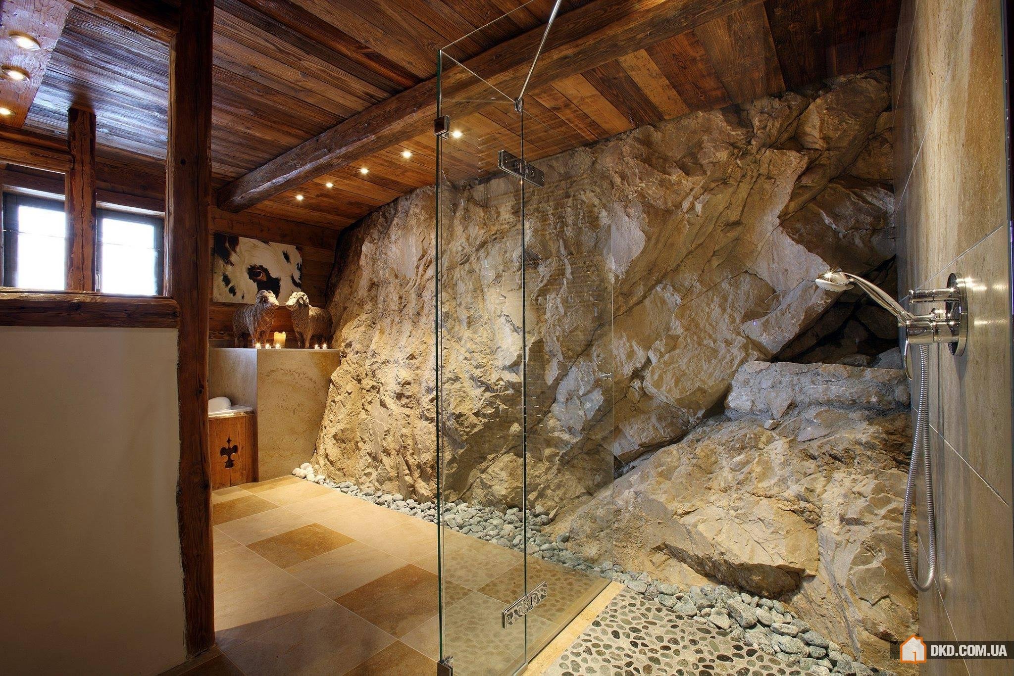 Скала на потолке. Ванная комната в стиле пещеры. Интерьер в стиле пещеры. Скальный камень в интерьере. Стена из валунов.