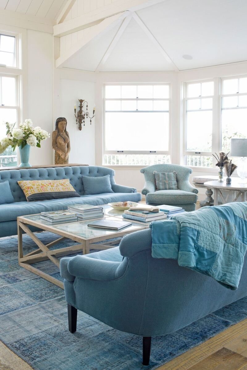 Синий диван с подушками в интерьере