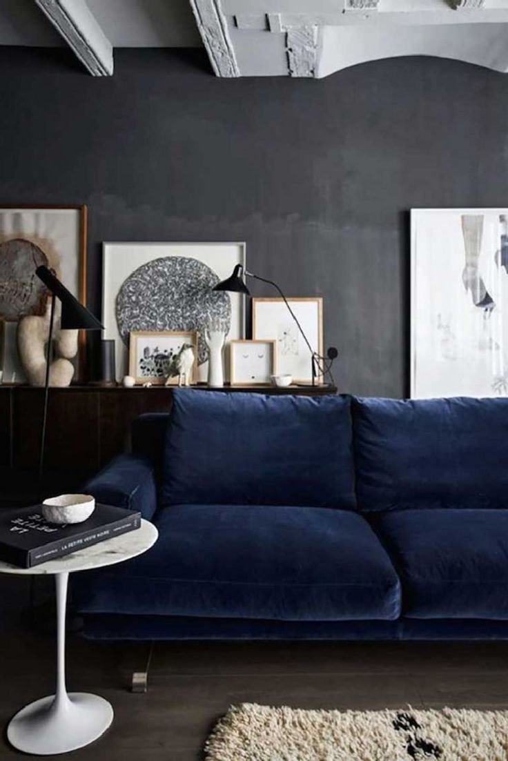 Синий велюровый диван в интерьере
