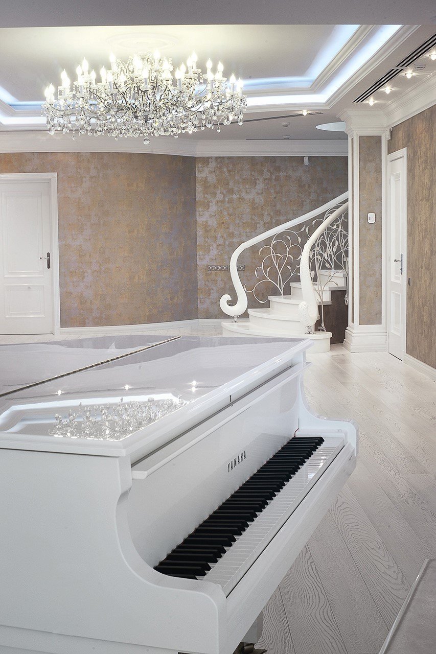 Белый рояль в гостиной