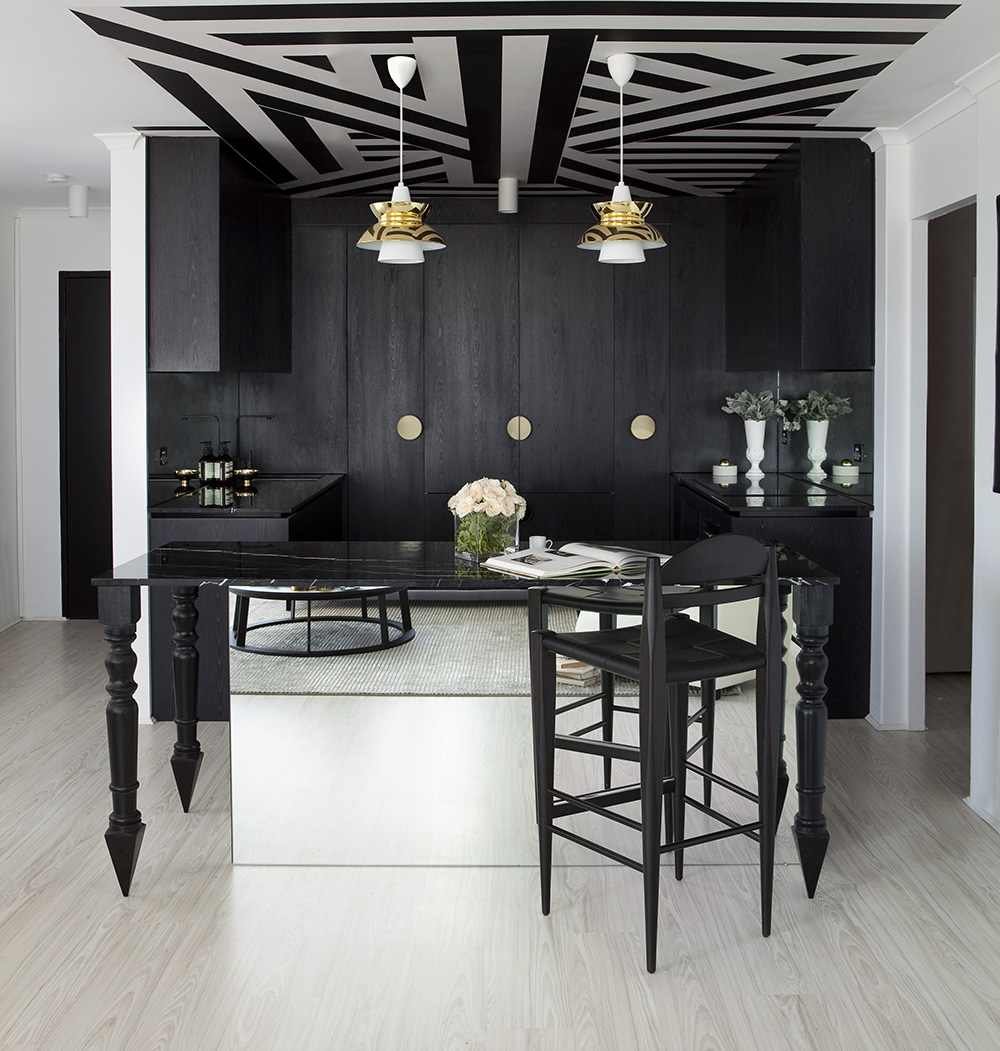 Кухня гостиная черная. Кухня черного цвета в интерьере. Черная кухня в интерьере. Черно-белые кухни в интерьере. Кухня в черном стиле.