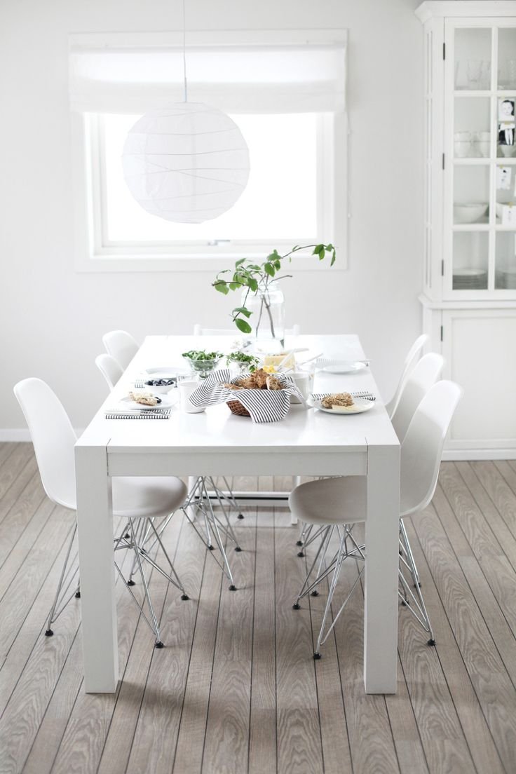белый кухонный стол в интерьере