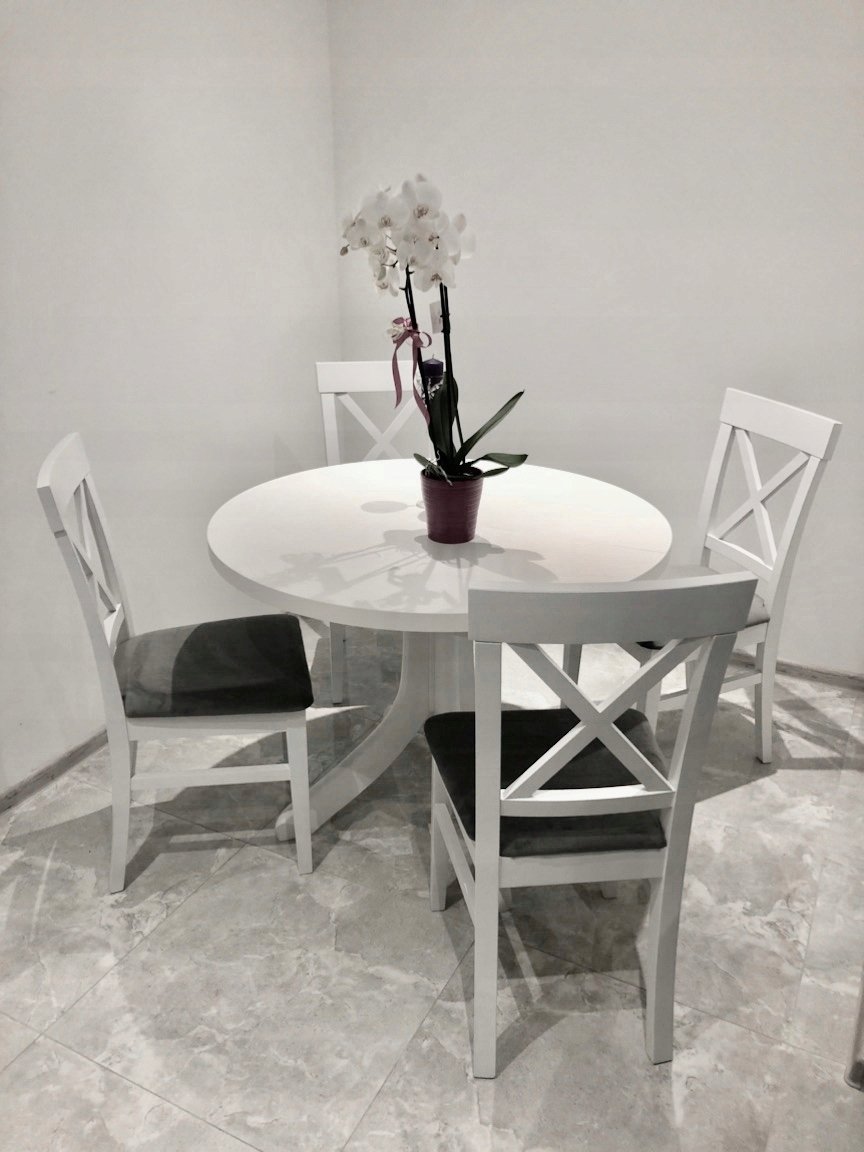 белые круглые столы в интерьере фото