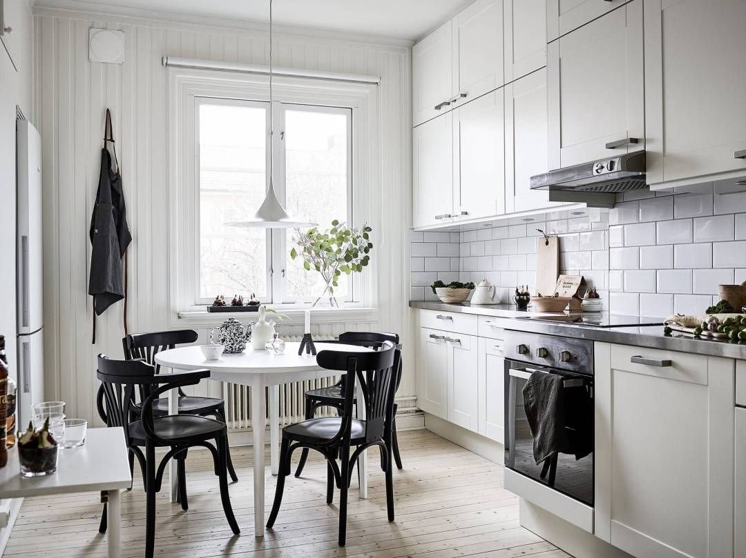 Кухонный стол в скандинавском стиле черный