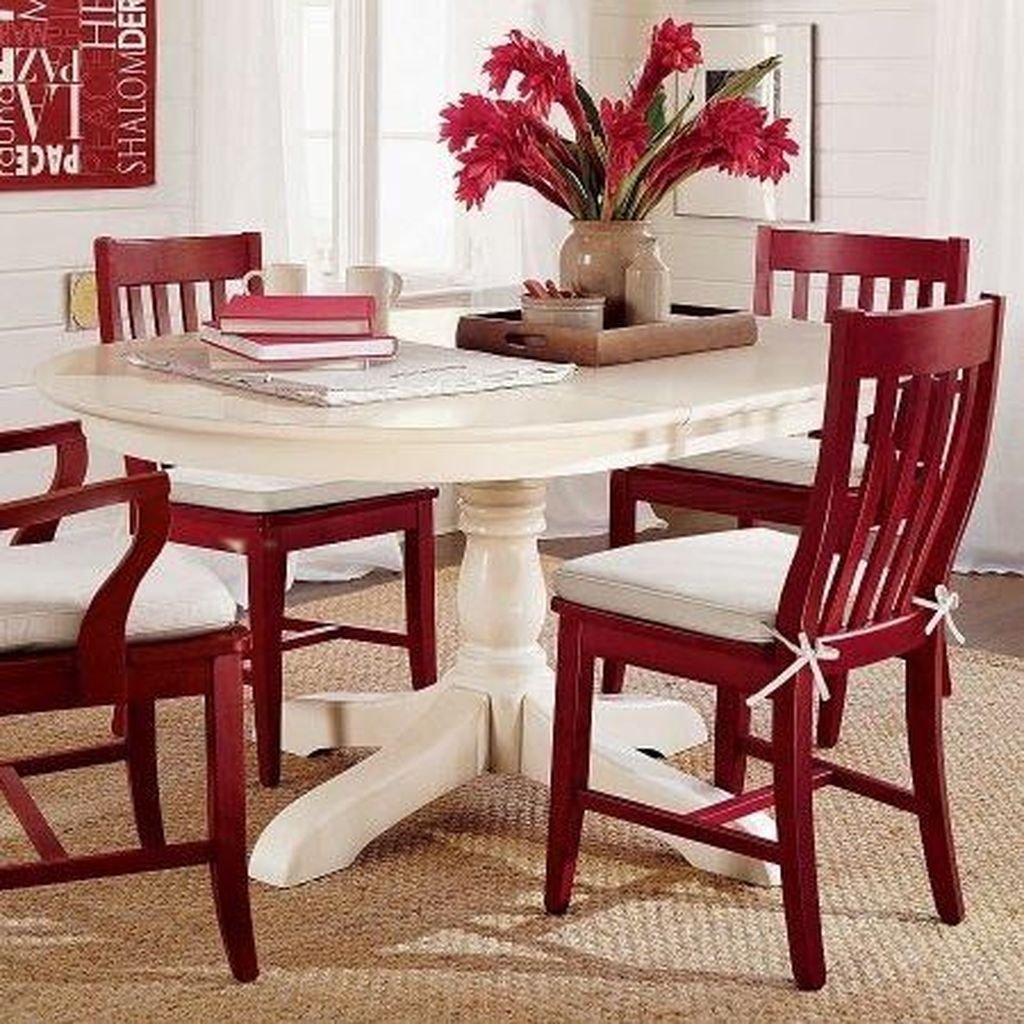 стол и стулья к красной кухне