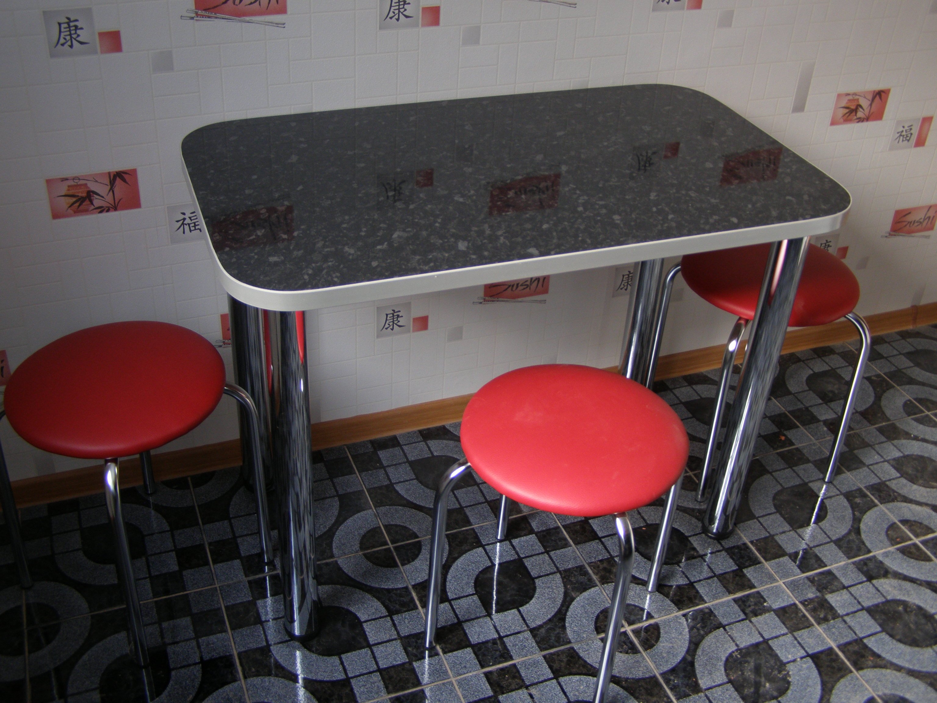 Стол для кухни б у. Маленький стол на кухню. Нестандартные кухонные столы. Стол кухонный небольшой для маленькой. Стол для маленькой кухни.