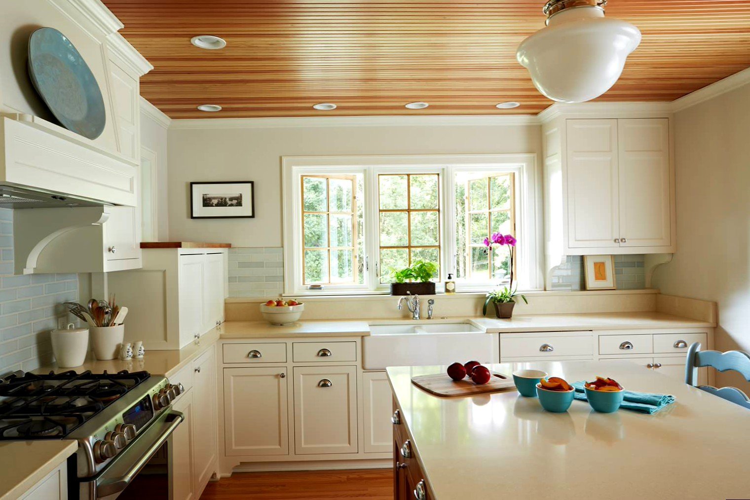Какие потолки лучше сделать в доме. Вагонка в интерьере кухни. Кухня в деревянном доме. Потолок из вагонки на кухне. Деревянная вагонка на кухне.