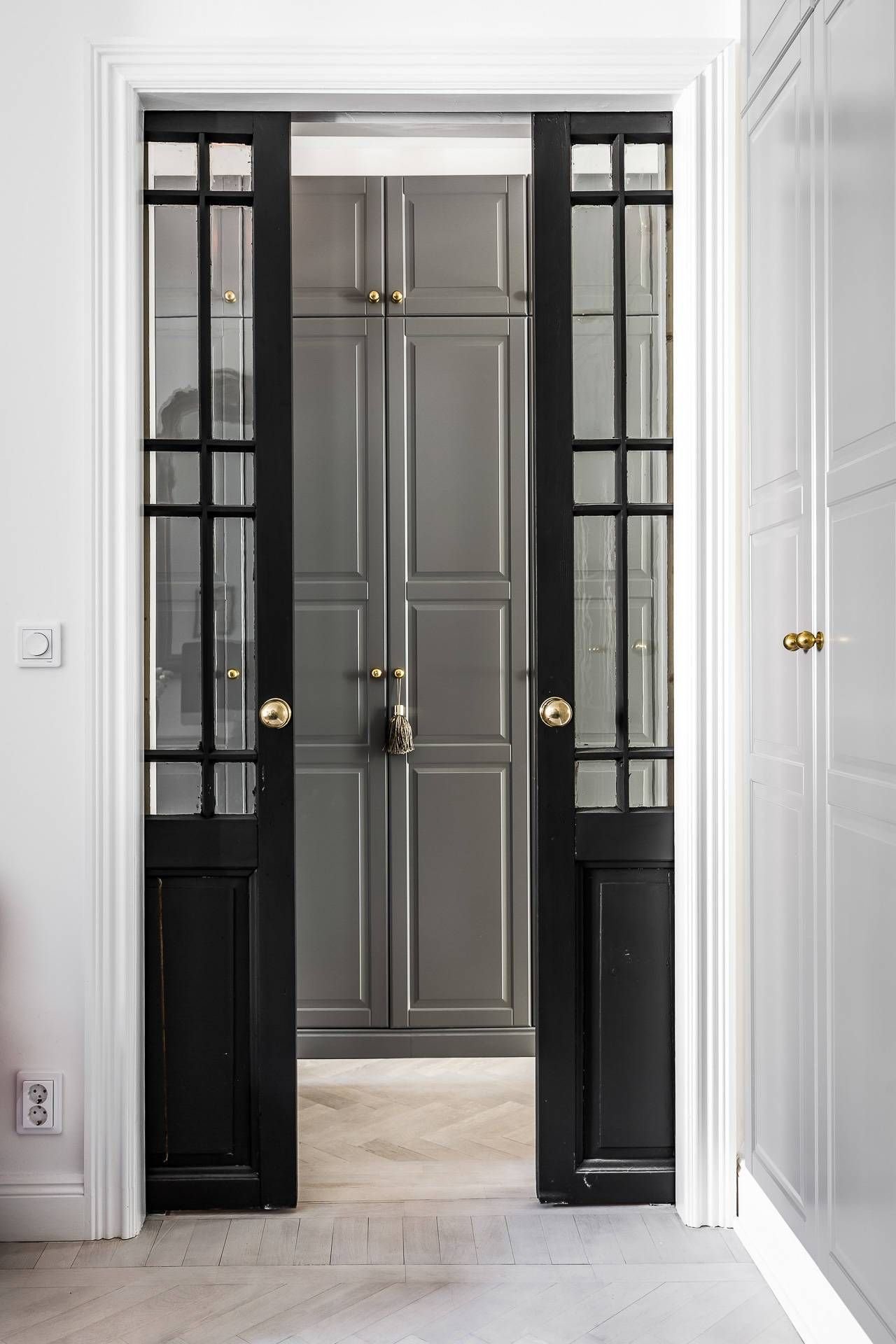 Черная дверь квартиры. Двери в интерьере. Двери во французском стиле. Черные двери в интерьере. Черные межкомнатные двери в интерьере.